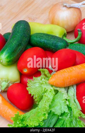 Verdure: lattuga, cipolle, pomodori, cetrioli e cetriolini, cipolle, carote, rosso peperoni. Foto Stock