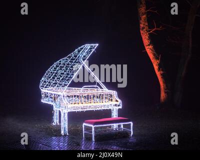 Pianoforte fatto da luci in un campo di decarazione Foto Stock