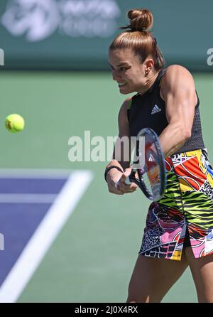 Indian Wells, Stati Uniti. 21st Mar 2022. Maria Sakkari di Grecia ha girato un colpo durante la sua partita finale femminile contro IgA Swiatek di Polonia al BNP Paribas Open di Indian Wells, California, domenica 20 marzo 2022. Swiatek sconfisse Sakkari 6-4, 6-1 per vincere il campionato e il suo terzo torneo WTA 1000. Foto di David Silpa/UPI Credit: UPI/Alamy Live News Foto Stock