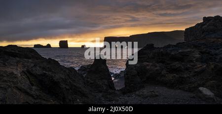 Pittoresca autunno sera vista del Capo Dyrholaey, spiaggia e formazioni rocciose. Vik, Islanda del Sud. Foto Stock