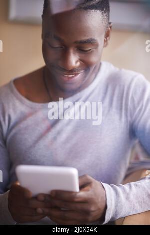 Questo tablet è estremamente intuitivo. Scatto di un uomo con il suo tablet digitale. Foto Stock
