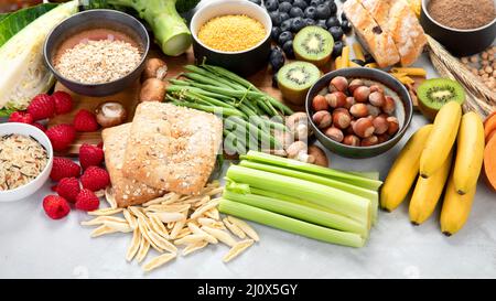 Alimenti in fibra su sfondo grigio. Concetto di cibo sano. Vista dall'alto, disposizione piatta, spazio di copia Foto Stock