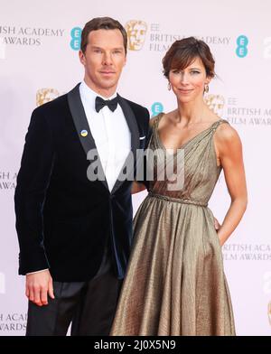 Londra, Regno Unito. 13th Mar 2022. Benedict Cumberbatch (L) e Sophie Hunter (R) hanno visto l'arrivo dei British Academy Film Awards 2022 (BAFTA) alla Royal Albert Hall di Londra. Credit: SOPA Images Limited/Alamy Live News Foto Stock