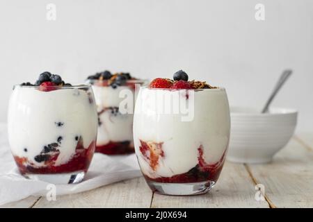 Composizione di bicchieri di yogurt alla frutta. Concetto di foto di alta qualità Foto Stock