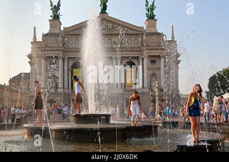 Le persone che giocano nella fontana, Leopoli, Ucraina Foto Stock