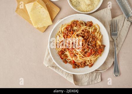 Pasta alla bolognese con spaghetti, meccetine e pomodori, parmigiano. Cucina italiana Foto Stock