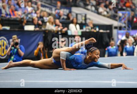 Birmingham, Alabama, Stati Uniti. 19th Mar 2022. Il Trinity Thomas della Florida dimostra la sua flessibilità durante i campionati di ginnastica femminile SEC 2022 alla Legacy Arena di Birmingham, al. Kyle Okita/CSM/Alamy Live News Foto Stock