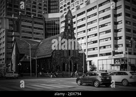 TORONTO, ONTARIO, CANADA - 06 18 2016: Vista estiva su Bloor Street West e Avenue Road svincolo con la Chiesa del Redentore edificio aperto nel 1879 Foto Stock