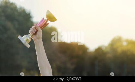 Trofeo femminile di sollevamento della mano Foto Stock