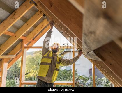 Tetto da lavoro uomo carpentiere. Concetto di foto di alta qualità Foto Stock