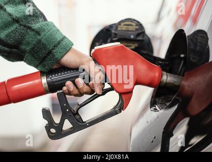 Distributore di benzina MAN con macchina da vicino Foto Stock