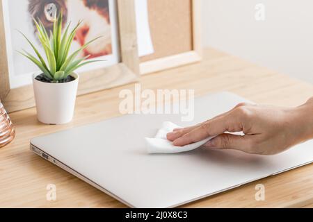 Computer portatile ad angolo alto per la disinfezione della mano Foto Stock