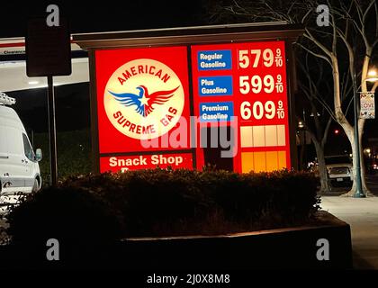 Carpinteria, California, Stati Uniti. 20th Mar 2022. American Supreme gas stazione segno con aquila simbolo in Carpinteria, CA pubblicità regolare benzina a $578 per gallone, Premium a $ 609. Un segno che legge Amore sulla destra. (Credit Image: © Amy Katz/ZUMA Press Wire) Foto Stock