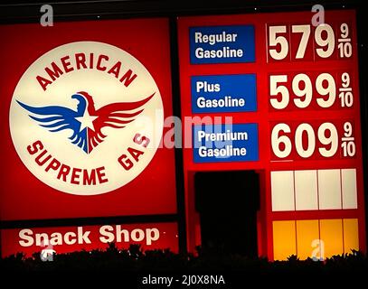 Carpinteria, California, Stati Uniti. 20th Mar 2022. Un cartello intitolato American Supreme gas station con simbolo di aquila in Carpinteria, CA che fa pubblicità a benzina regolare a $578 per gallone, Premium a $609. (Credit Image: © Amy Katz/ZUMA Press Wire) Foto Stock