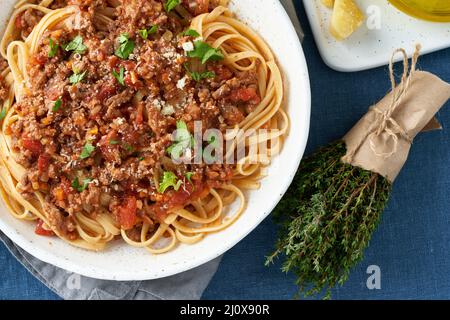 Parte di pasta alla mentina bolognese con carne macina e pomodori, parmigiano. Foto Stock