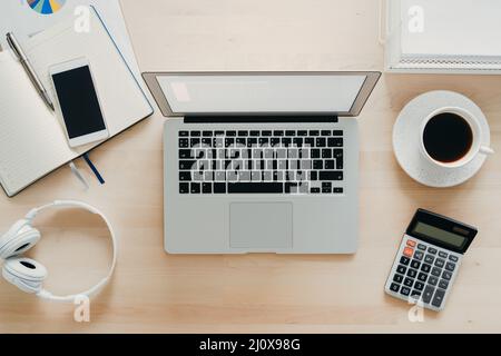Lavoro da casa, apprendimento online. Scrivania in legno, tavolo. Vista dall'alto. Formazione a distanza. Nessuno Foto Stock