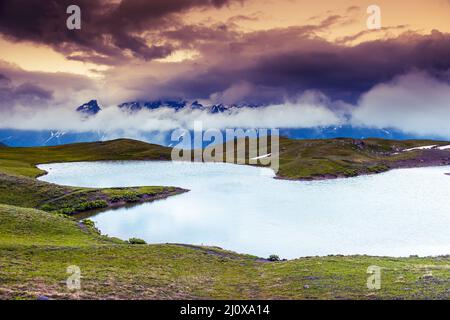 Fantastico paesaggio con lago Koruldi e cielo nuvoloso al piede di Mt. Ushba. Svaneti superiore, Mestia, Georgia, l'Europa. Montagne del Caucaso. Bellezza w Foto Stock