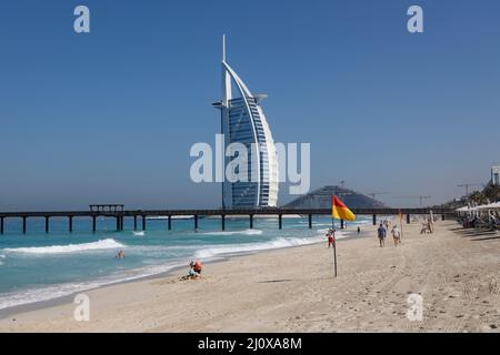 Hotel di lusso Burj al Arab visto dalla spiaggia di Madinat Jumeirah a Dubai, Emirati Arabi Uniti. Foto Stock