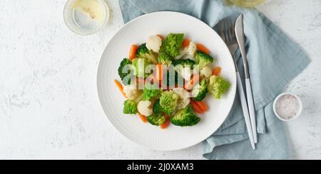 Miscela di verdure bollite. Broccoli, carote, cavolfiore. Verdure al vapore per dieta a basso contenuto calorico Foto Stock