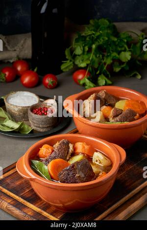 Gulasch con grandi pezzi di manzo e verdure. Carne di Borgogna. Cottura lenta. Foto Stock