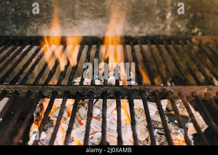 Grigliatura di fuoco pesante carbone caldo. Concetto di foto di alta qualità Foto Stock