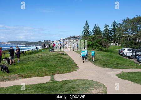 Dee Why to Manly strada costiera a piedi, la gente si avvicina al sobborgo di Curl Curl, su questo percorso a piedi vicino all'oceano, Sydney, Australia Foto Stock