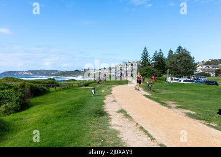 Dee Why to Manly strada costiera a piedi, la gente si avvicina al sobborgo di Curl Curl, su questo percorso a piedi vicino all'oceano, Sydney, Australia Foto Stock