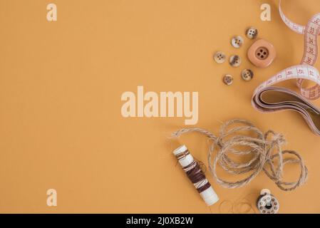 Pulsante filettatura jute nastro di misurazione bobina sfondo colorato. Concetto di foto di alta qualità Foto Stock