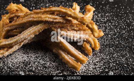 Deliziosi churros fritti con vista sullo zucchero. Foto di alta qualità Foto Stock