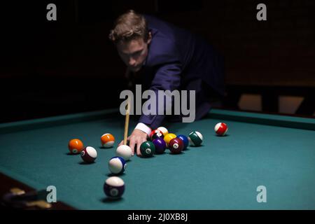 Vestito di tipo medio colpo che gioca il gioco. Concetto di foto di alta qualità Foto Stock