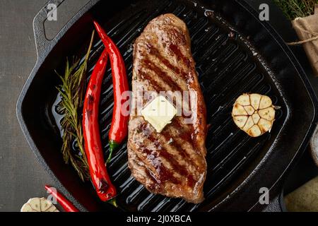 Keto ketogenic dieta bistecca di manzo media, striploin fritto su piatto alla griglia. Paleo cibo Foto Stock