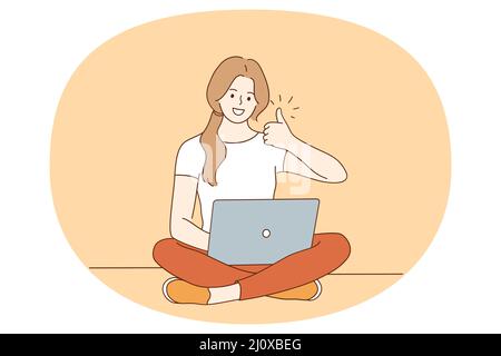 Thumbs in su e concetto freelance. Sorridente giovane donna seduta con il portatile in mano che lavora come freelance che ha lavoro remoto mostrando i pollici segno con le dita illustrazione vettoriale Illustrazione Vettoriale