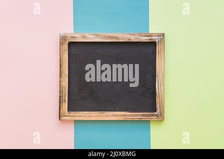Ardesia con bordo di legno sfondo colorato. Foto di alta qualità Foto Stock