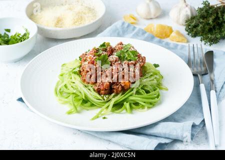 Keto alla bolognese con tagliolini e zucchine, fodmap, lchf, carb basso Foto Stock