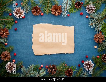 Natale e Felice anno nuovo sfondo blu scuro con carta artigianale per il testo. Cornice per la ricetta Foto Stock