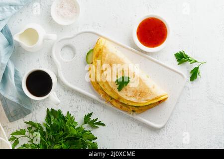 Colazione alla moda con quesadilla e uova, cibo di tendenza con omelette, formaggio Foto Stock