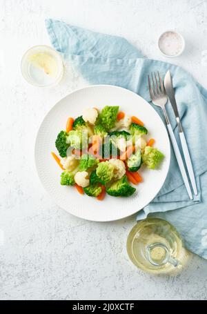 Miscela di verdure bollite. Broccoli, carote, cavolfiore. Verdure al vapore per dieta a basso contenuto calorico Foto Stock