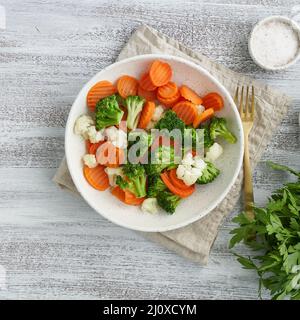 Miscela di verdure bollite. Broccoli, carote, cavolfiore. Verdure al vapore Foto Stock