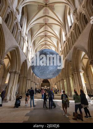 Una scultura di sette metri di larghezza di Luke Jerram della luna in mostra all'interno della Cattedrale di Wells, Wells, Somerset, Regno Unito Foto Stock