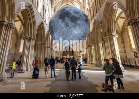 Una scultura di sette metri di larghezza di Luke Jerram della luna in mostra all'interno della Cattedrale di Wells, Wells, Somerset, Regno Unito Foto Stock