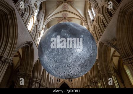 Una scultura di sette metri di larghezza di Luke Jerram della luna in mostra all'interno della Cattedrale di Wells, Wells, Somerset, Regno Unito Foto Stock