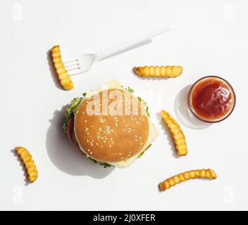 Hamburger piatto con patate fritte. Concetto di foto di alta qualità Foto Stock