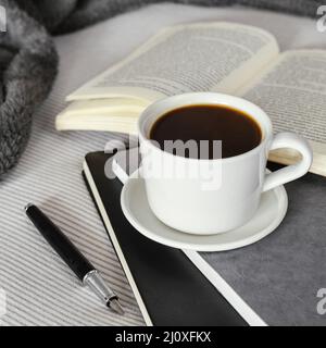 Libro della tazza di caffè ad angolo alto Foto Stock
