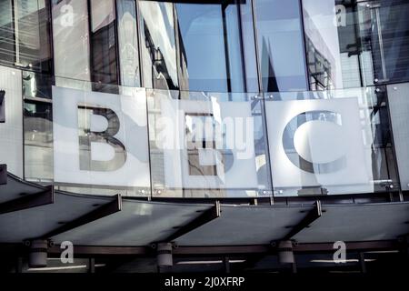 Foto di archivio datata 21/01/2020 della BBC Broadcasting House di Londra. Le stazioni radio locali della BBC celebreranno "gli eroi di ogni giorno" attraverso un nuovo programma di premi della comunità. L'iniziativa segnerà il contributo dei principali lavoratori, volontari e molto altro alle loro comunità locali. Viene come parte del programma Make A Difference che è stato istituito all'inizio del primo blocco nazionale come bacheca virtuale per coloro che offrono aiuto o hanno bisogno di supporto. Data di emissione: Lunedì 21 marzo 2022. Foto Stock