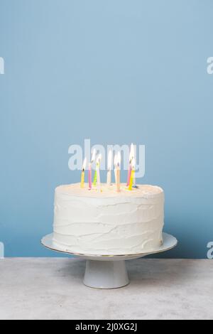 Vista frontale candele accese torta di compleanno. Foto di alta qualità Foto Stock