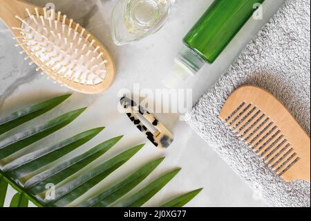 Vista dall'alto spazzola per la cura dei capelli con siero. Concetto di foto di alta qualità Foto Stock