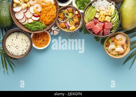 Assortimento con vista dall'alto, deliziosa ciotola poke. Concetto di foto di alta qualità Foto Stock