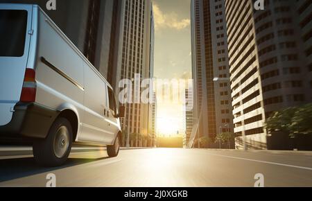 Trasporto in pulmino bianco nella strada della città Foto Stock