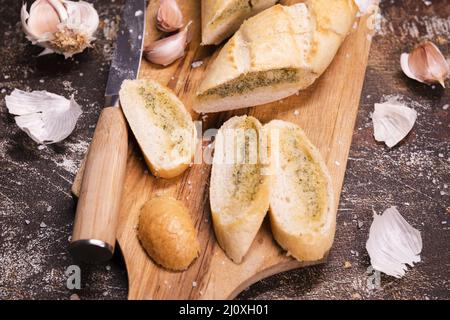 Primo piano su gustoso tavolo di pane all'aglio. Foto di alta qualità Foto Stock