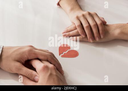 Chiudere le mani con il cuore rotto. Foto di alta qualità Foto Stock